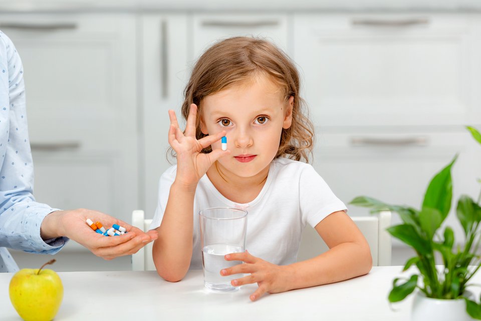 Kind nimmt Tabletten
